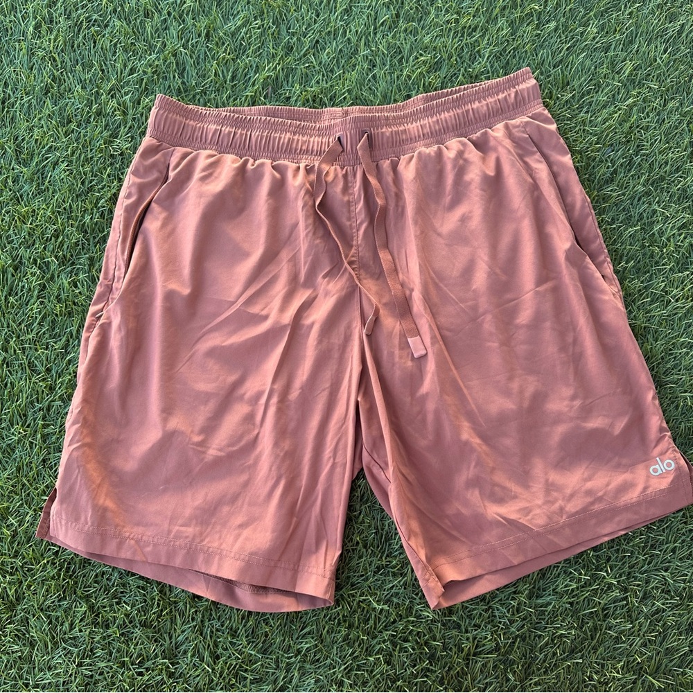 ALO Yoga Men’s Unity 2-in-1 Short: Rust brown color